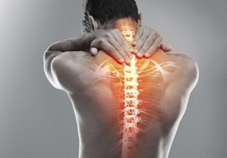 W przypadku osteochondrozy klatki piersiowej zmienia się struktura tkanki kostnej kręgów